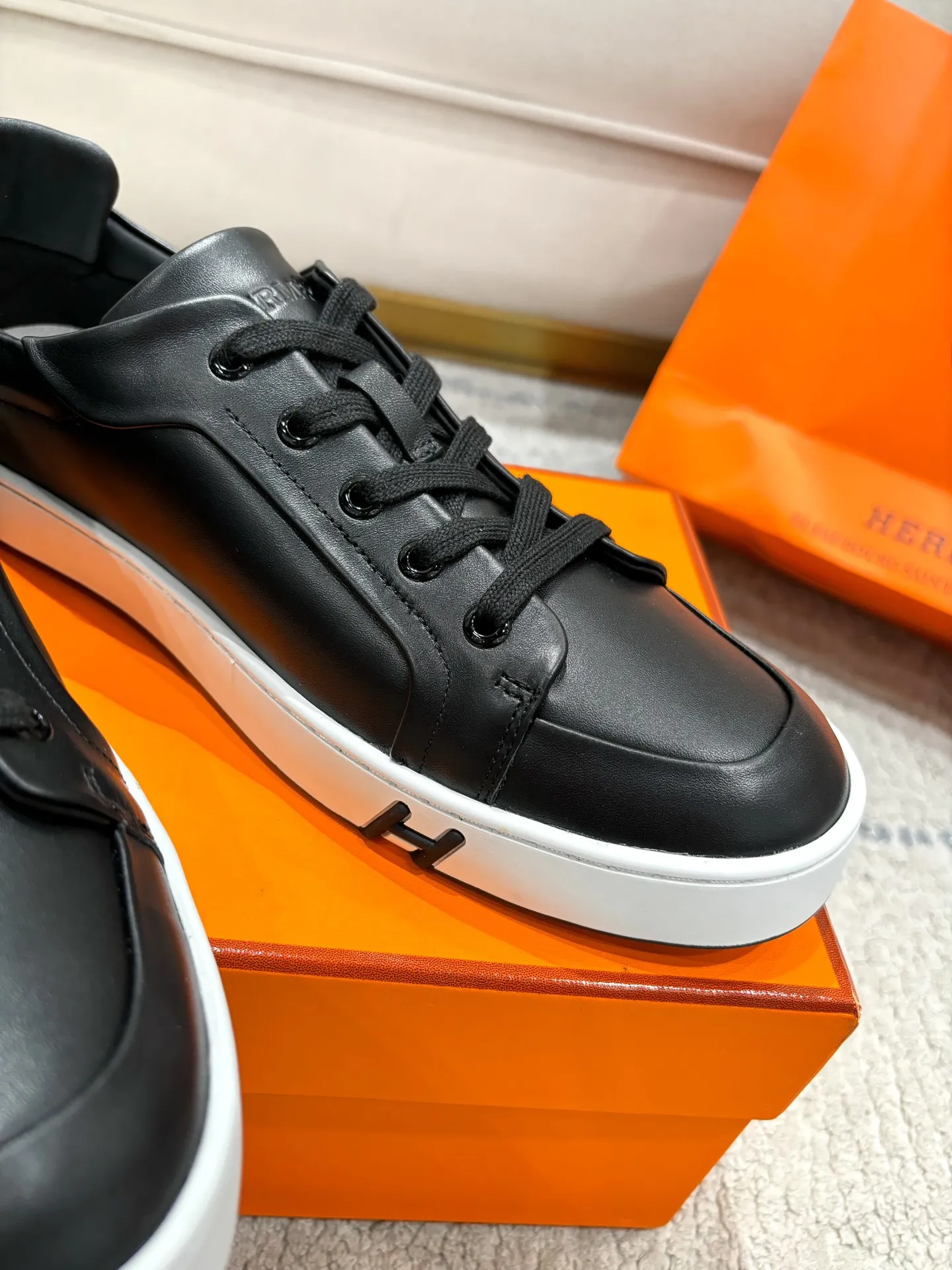 Factory direct sales p640🐘🐘Women's shoes Women's clothing Men's ➕10 Hermes·Hermès 2025ss new Lucky series men's leather loafers casual sports shoes for women Top version 🔝Original purchase, development and production👍🏻 This Hermès sports shoe is made of calfskin and suede goatskin, with iconic "H" details on the side, creating a dynamic and fashionable style. 💘 💜Material: original imported first-layer cowhide 💛Inner lining: original customized soft sheepskin 💚Sole: original molded non-slip TPU outsole ❤️Sole thickness: about 2.5cm 🤍Number of yards: 35-45👣 (40 for women and 45 for men, custom-made and non-refundable
